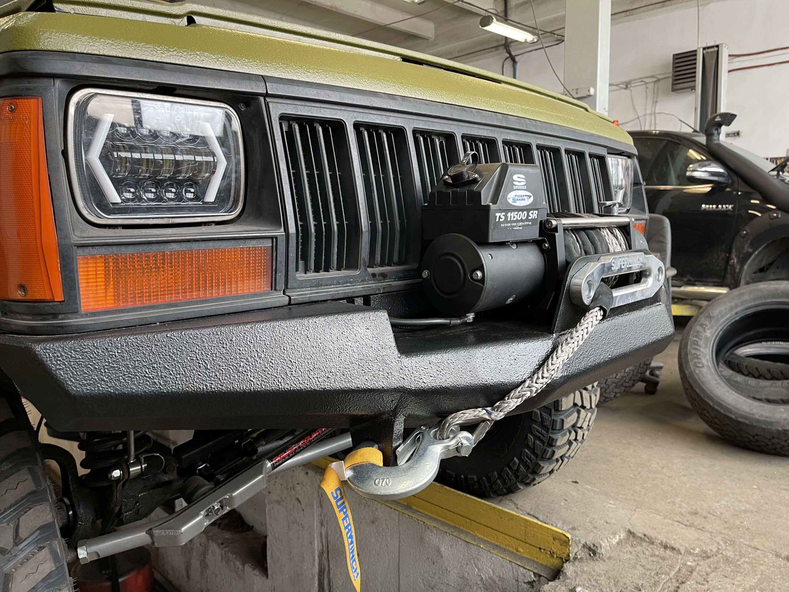 Zderzak przedni Jeep Cherokee XJ - obrazek 3