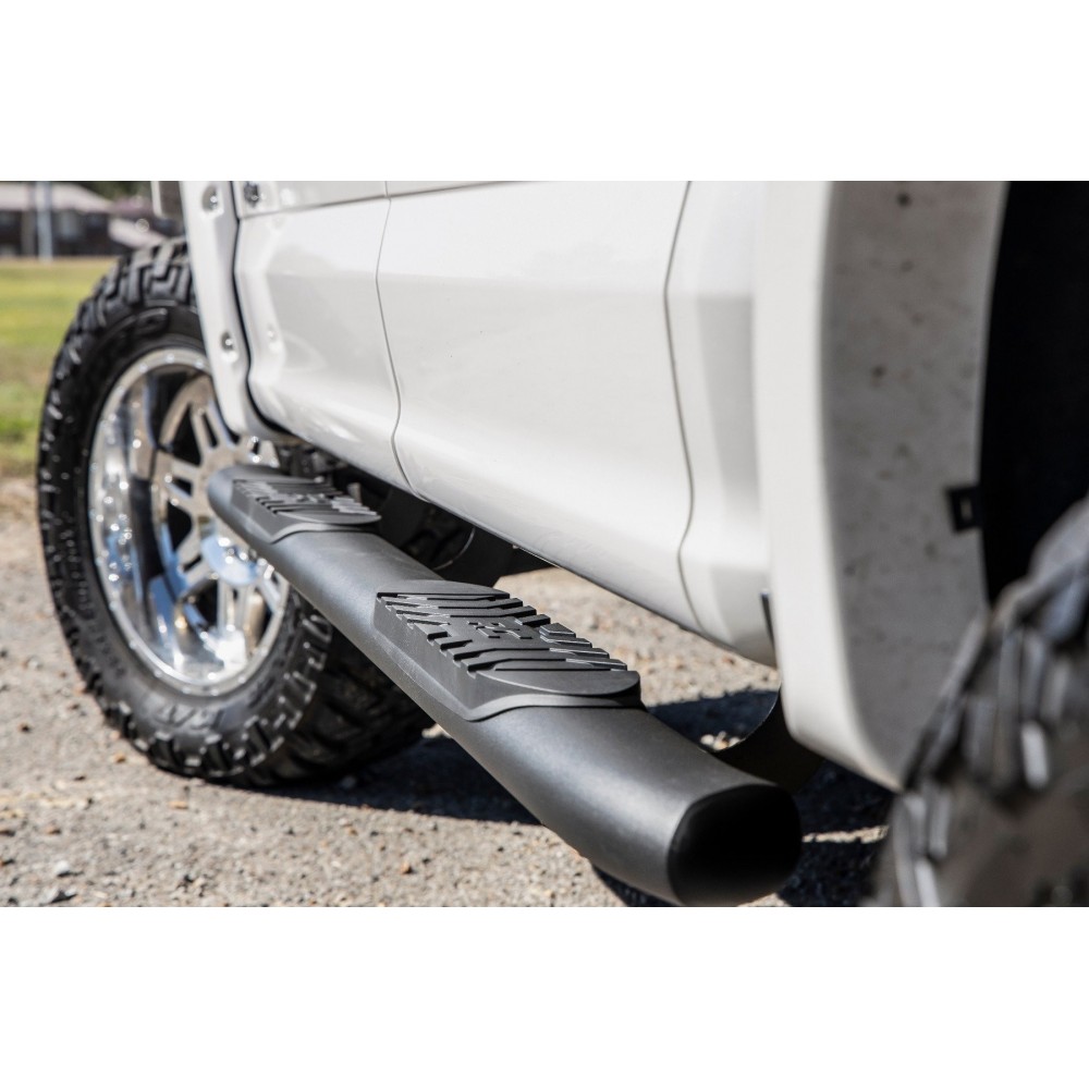 Progi, stopnie boczne czarne Rough Country Oval Nerf Steps Crew Cab - obrazek 2