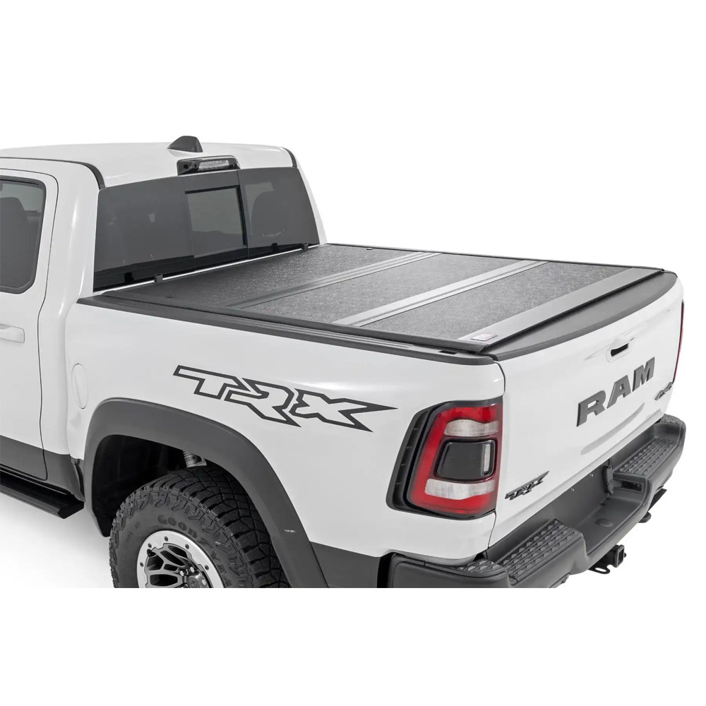Twarda pokrywa paki tri-fold niski profil Rough Country 6'4" - obrazek 2